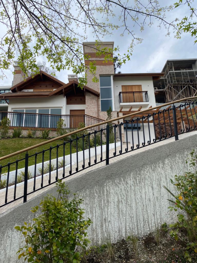 Casa 04 Dorm. com 300m² no bairro Alphaville em Gramado para Comprar