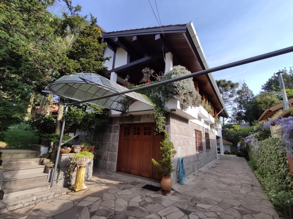 Casa 05 Dorm. com 320m² no bairro Tirol em Gramado para Comprar