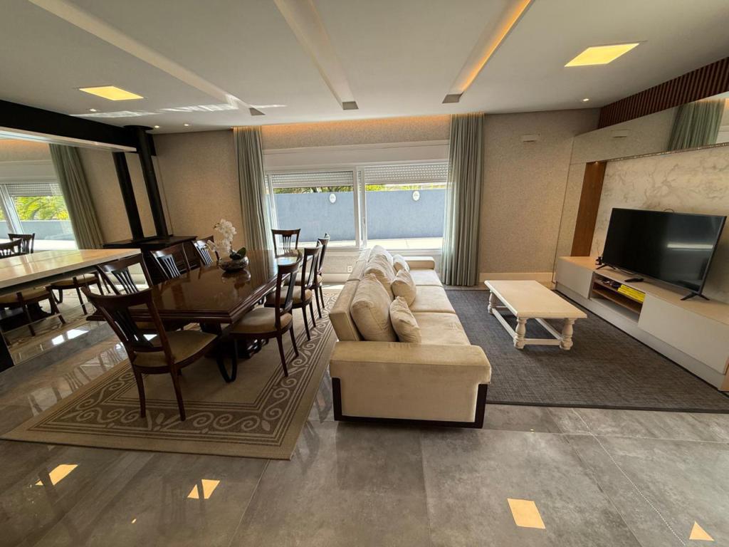 Casa 03 Dorm. com 300m² no bairro Villagio em Gramado para Comprar