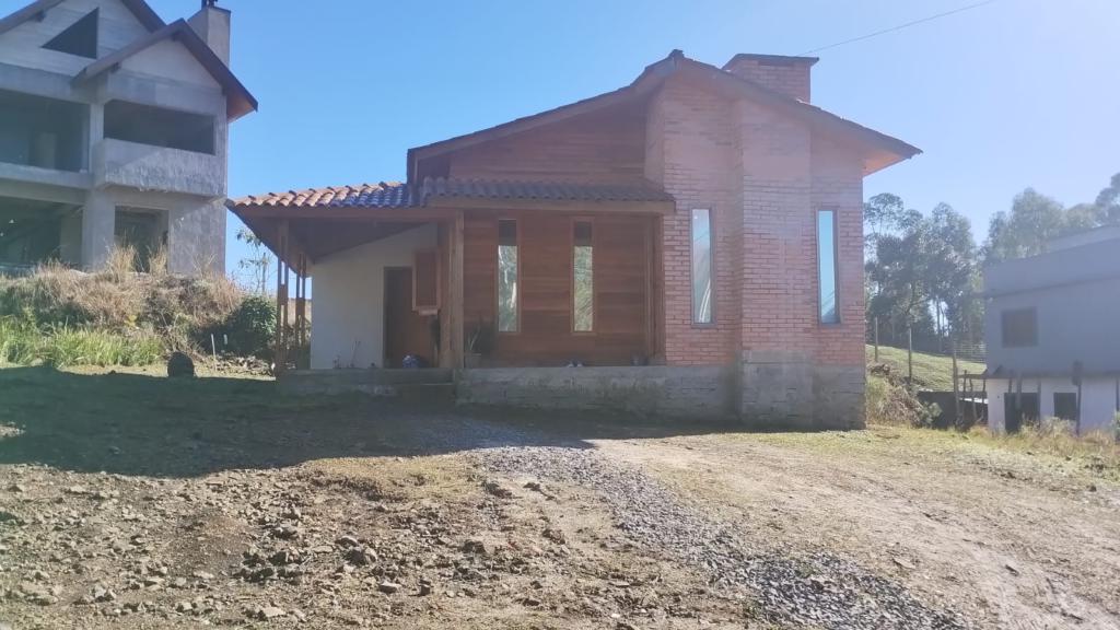 Casa 03 Dorm. com 89m² no bairro Leodoro Azevedo em Canela para Comprar