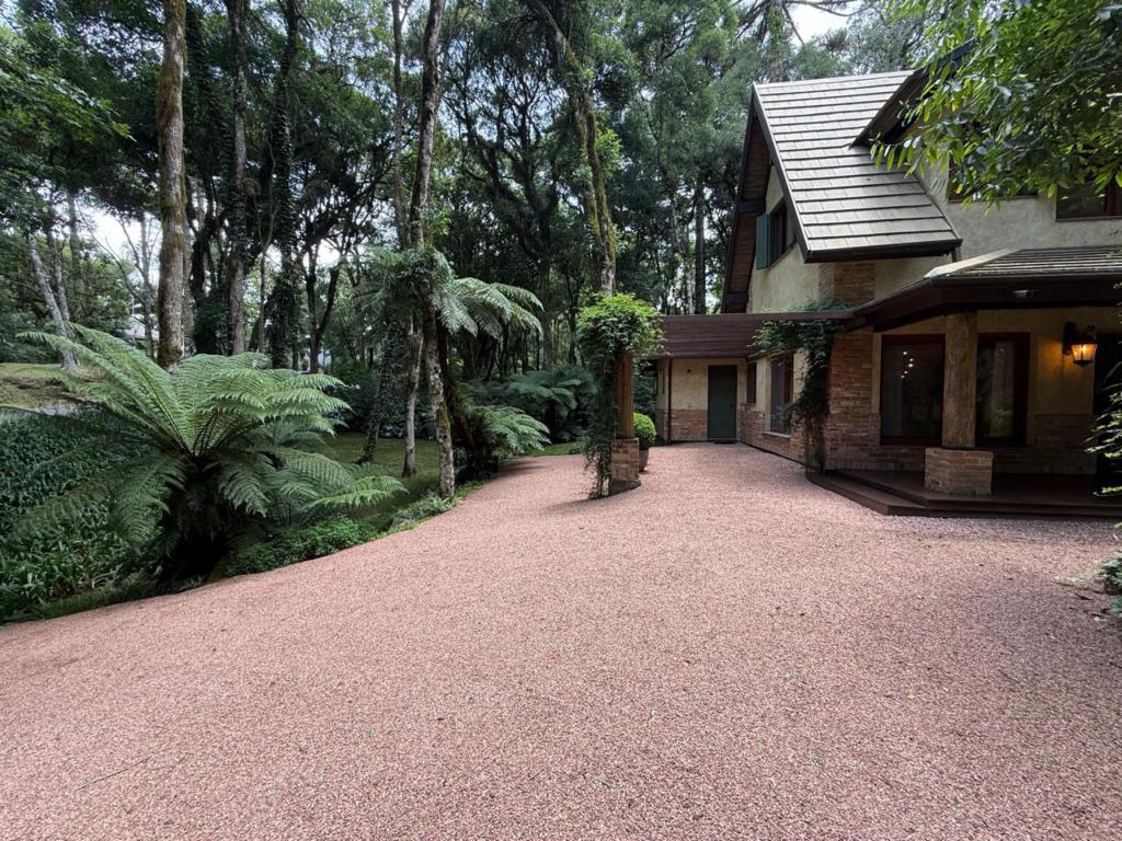 Casa 03 Dorm. com 245m² no bairro O Bosque em Gramado para Comprar