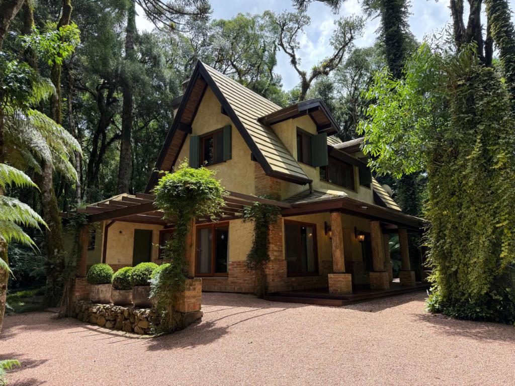 Casa 03 Dorm. com 245m² no bairro O Bosque em Gramado para Comprar