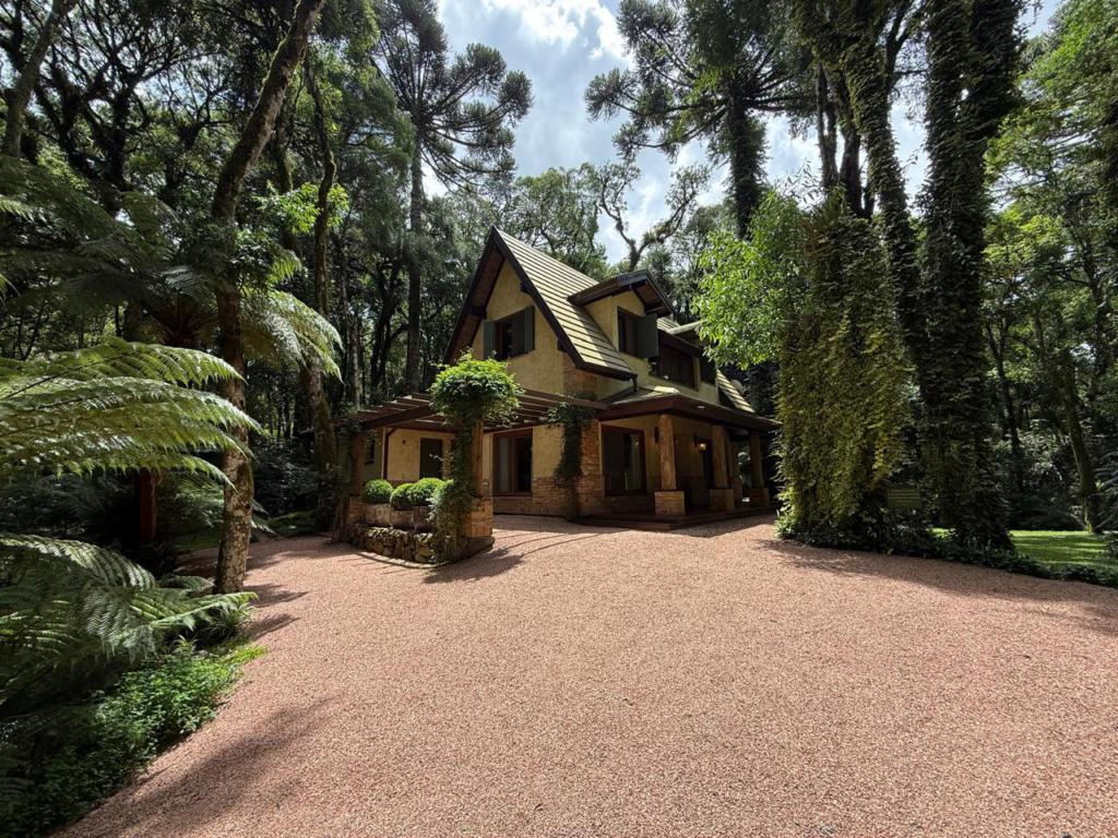 Casa 03 Dorm. com 245m² no bairro O Bosque em Gramado para Comprar