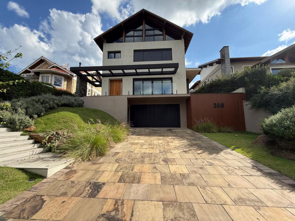 Casa 04 Dorm. com 423m² no bairro Saint Moritz em Gramado para Comprar