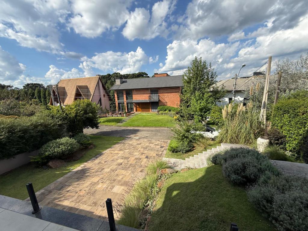 Casa 04 Dorm. com 423m² no bairro Saint Moritz em Gramado para Comprar