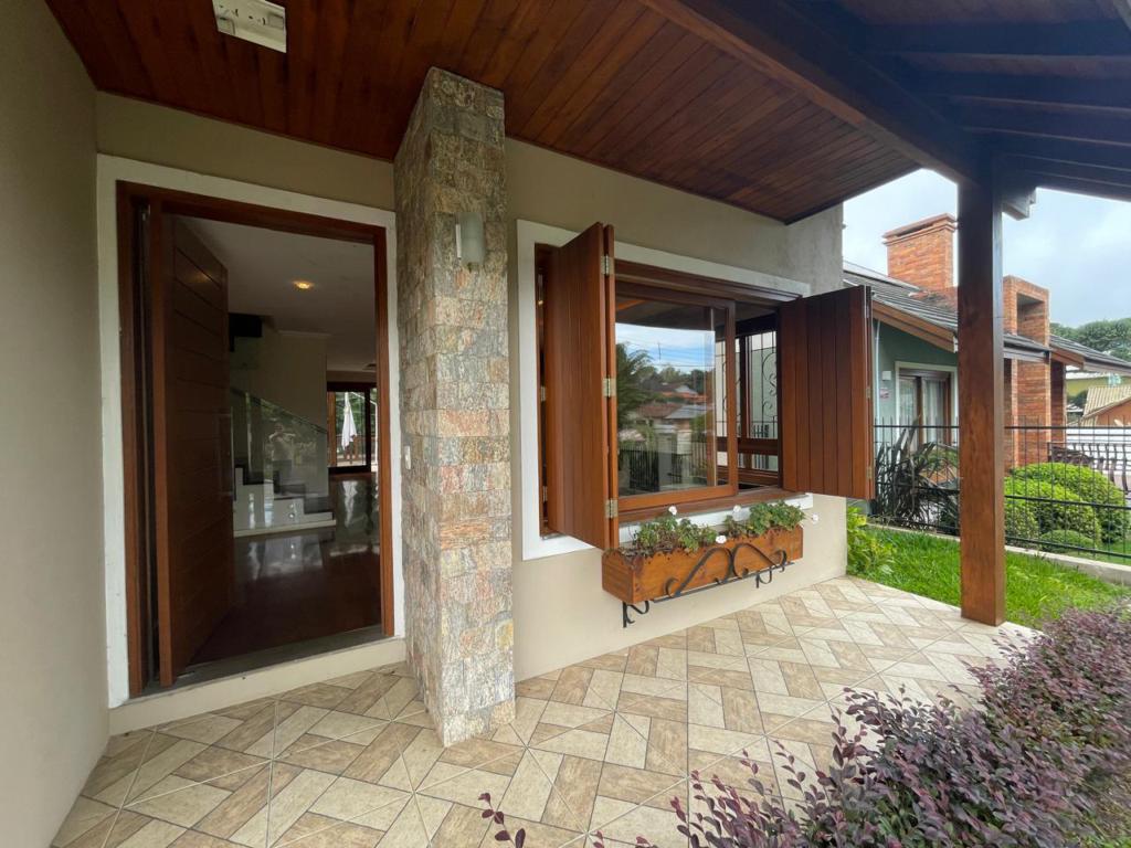 Casa 03 Dorm. com 180m² no bairro Avenida Central em Gramado para Comprar