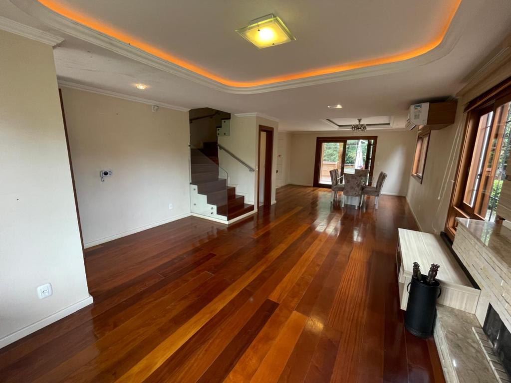 Casa 03 Dorm. com 180m² no bairro Avenida Central em Gramado para Comprar